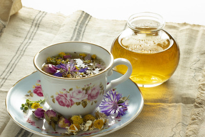 由各种花制成的花草茶