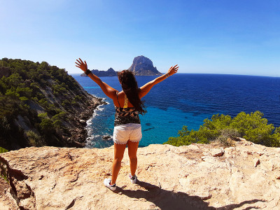 旅游女孩度假在地中海伊比沙在Es Vedra前在夏天在cala d'hort