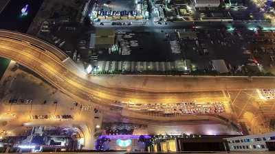 迪拜的城市景观，从摩天大楼的交通在晚上的时间推移