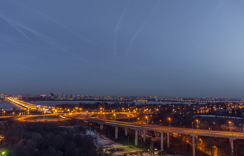 沃罗涅日的北桥和交通环岛，夜景鸟瞰图