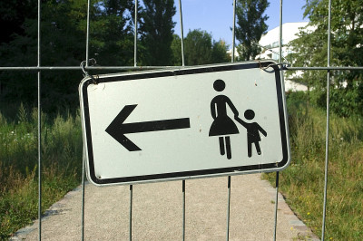 街道方向标志，母子象形图
