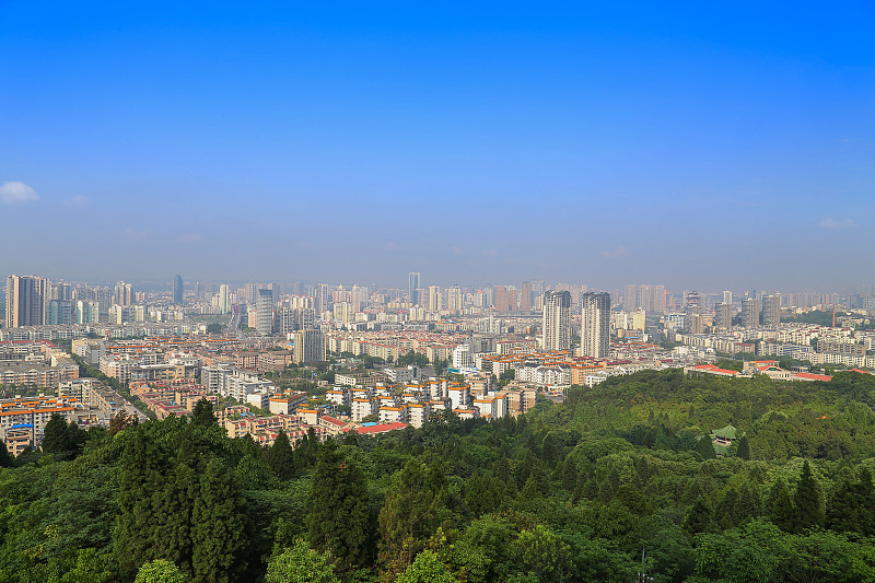 绵阳，中国，城市全景与蓝天