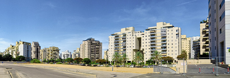 在以色列的霍伦市，有现代住宅和大型景观的新住宅区。从沙丘上看。