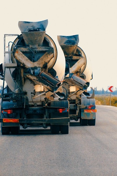 违章的道路和混凝土卡车