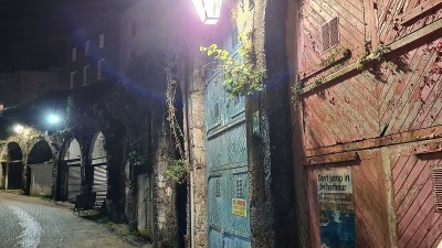 老港口在夜间关闭，腾比