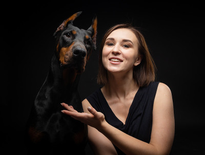 杜宾犬和一个女孩的主人的肖像。