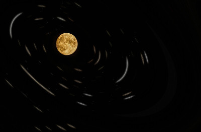 星空下的满月