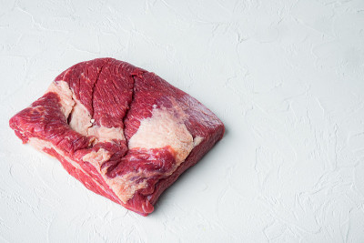 生牛腩，牛腩肉，在白色石头背景，与文本复制空间