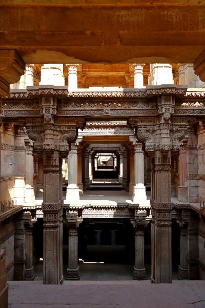 Adalaj stewell是印度古吉拉特邦艾哈迈达巴德附近的Adalaj村的一座印度教建筑。