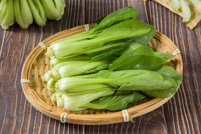 木桌上的小白菜或芸薹属绿色蔬菜
