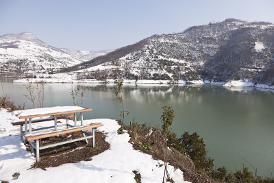 雪下的野餐桌