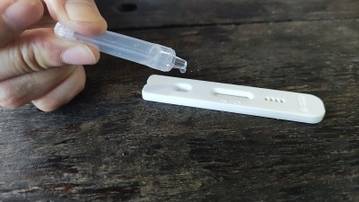将溶液滴到冠状病毒检测表上