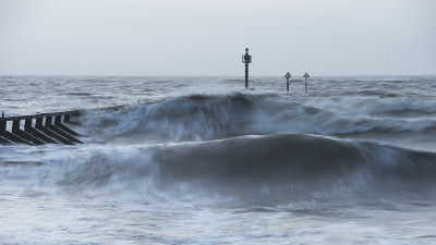 美丽而戏剧性的暴风雨景观，日出时海浪撞击海滩的景象