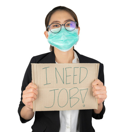 女商人戴着面具，手里拿着一张寻找工作的告示牌，背景是白色的。