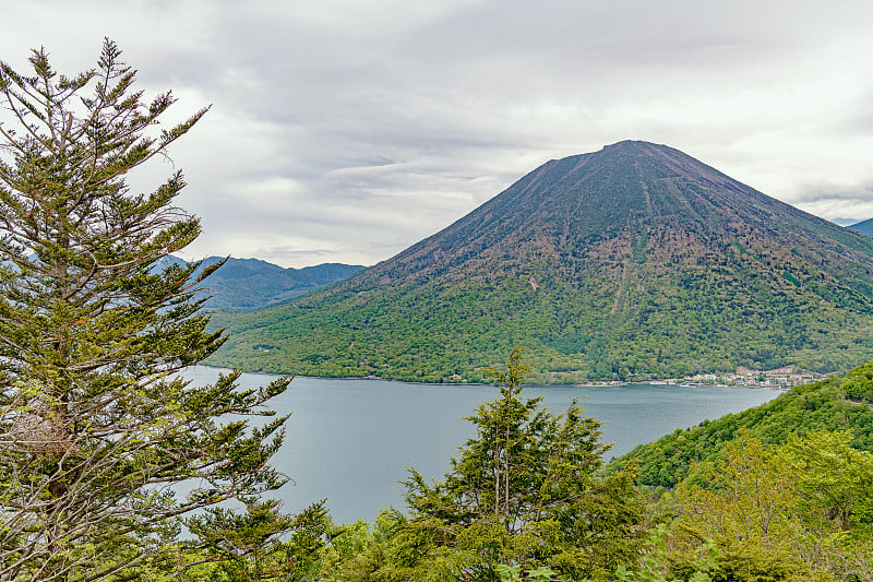 中禅寺湖和南台山