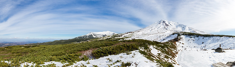 冬天朝霞山的全景图