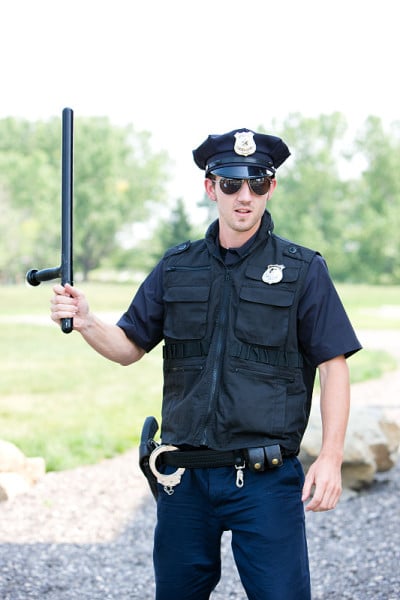 手持警棍的警察