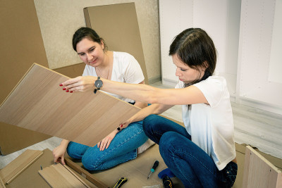 女人在家里自行组装家具