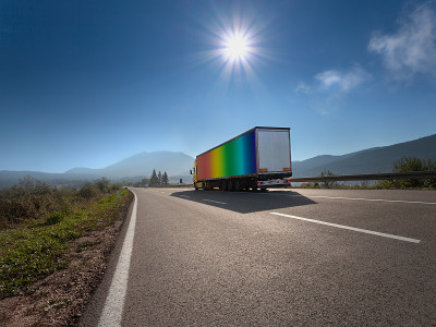 高速公路上的彩虹色卡车