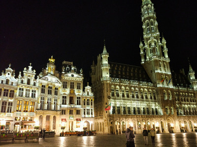 大广场(Grote Markt)，主要的广场，在布鲁塞尔，比利时，在夜间，有照明的建筑
