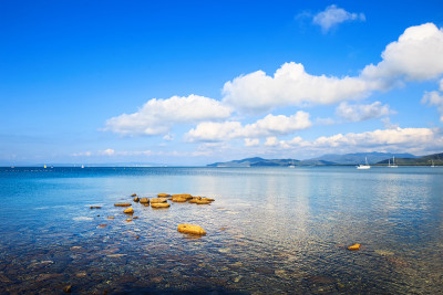 岩石，游艇，海湾。蓬塔阿拉，托斯卡纳，意大利