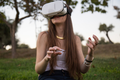 年轻女子享受VR眼镜的经验