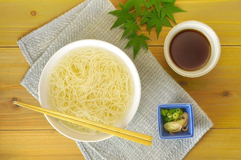 餐桌上的日本面条