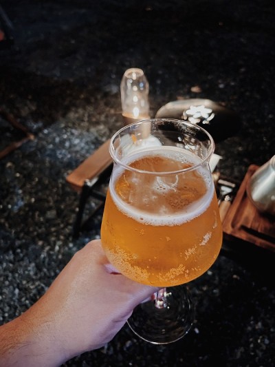 喝一杯啤酒来缓解压力