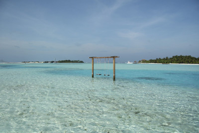 进入马尔代夫海滩碧绿的海水中
