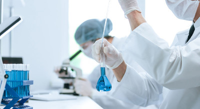 一组科学家在实验室的背景图像