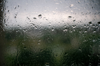 阴雨霏霏的日子，雨点打在窗户上。透过湿漉漉的玻璃，愁云惨淡的天空，外面绿树成荫。悲伤，抑郁和悲伤的概