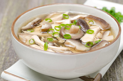 中餐，鸡肉汤，香菇