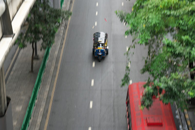 Tuk Tuk在曼谷旁的Silom街奔跑