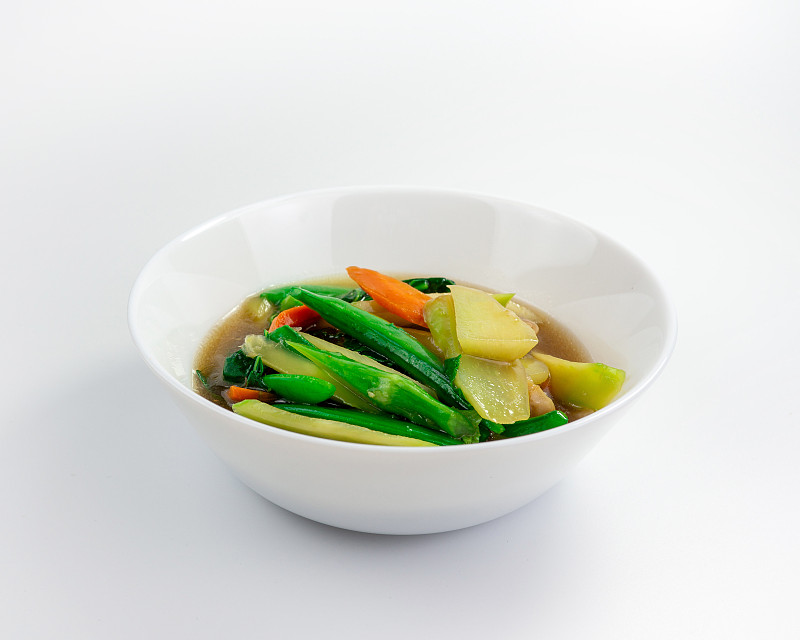 配豌豆、甘蓝和胡萝卜的炒蔬菜