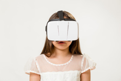 戴着VR眼镜的小女孩