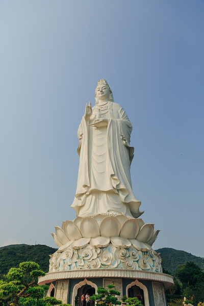 岘港大佛位于越南岘港松特半岛的林翁塔