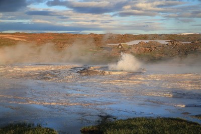 冰岛景观Hveravellir地热区、喷气孔区和五颜六色的温泉池