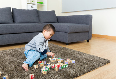 小孩子喜欢玩玩具积木