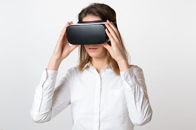 女人拿着3D观看器遮住脸