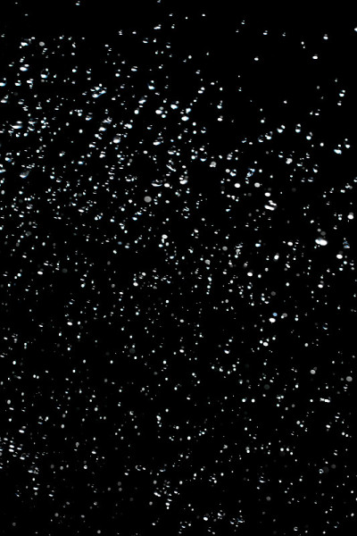 黑色背景上的雨滴