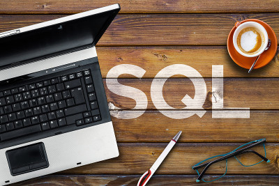 Word SQL在木桌和笔记本电脑上