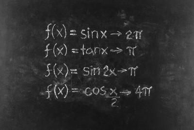 回到学校背景。黑板上的三角方程公式。