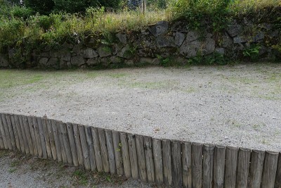由木桩和石墙围成的Petanque场地