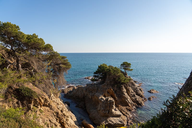 西班牙科斯塔布拉瓦海岸，海浪平静，天空湛蓝