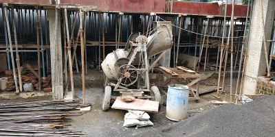 建筑工地的水泥搅拌机