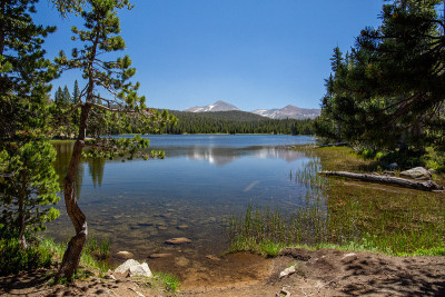 约塞米蒂山谷的清澈湖泊