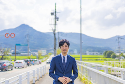 一个穿着外套的男人