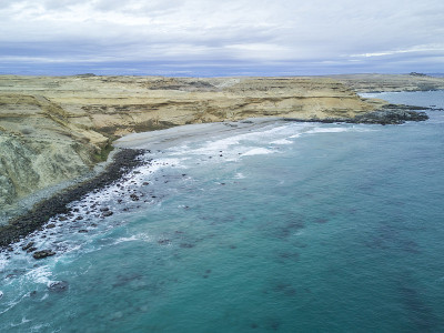 智利科皮亚波，阿塔卡马沙漠，Chorrillos海滩(Bahia Inglesa)的海岸地区，令人惊
