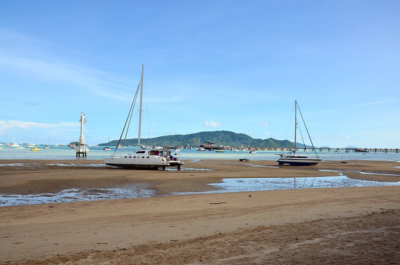 泰国普吉岛的查龙湾码头水位低时