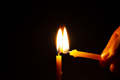 点燃蜡烛点亮宗教崇拜思想